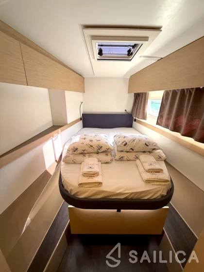 Astréa 42 - Yacht Charter Sailica