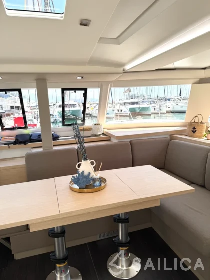 Astréa 42 - Yacht Charter Sailica