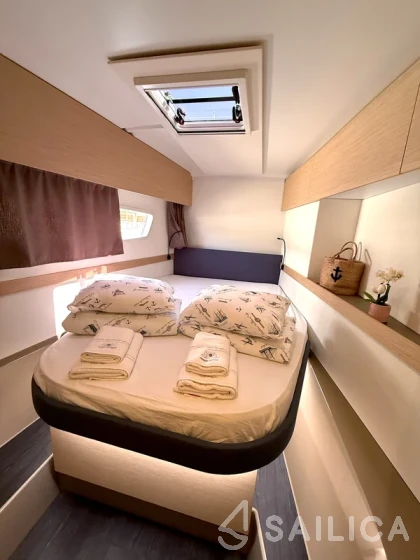 Astréa 42 - Yacht Charter Sailica