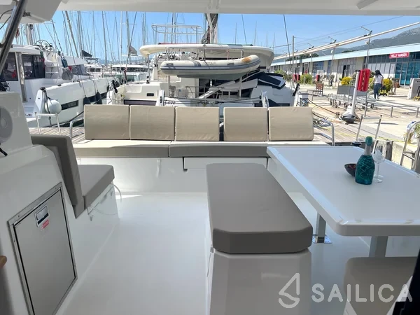 Astréa 42 - Yacht Charter Sailica