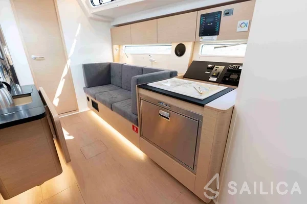 Hanse 410 - Yacht Charter Sailica