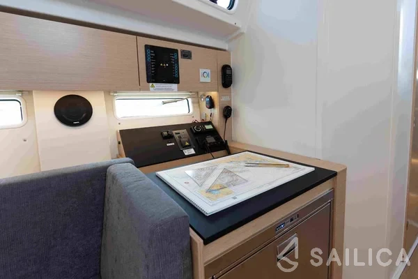 Hanse 410 - Yacht Charter Sailica