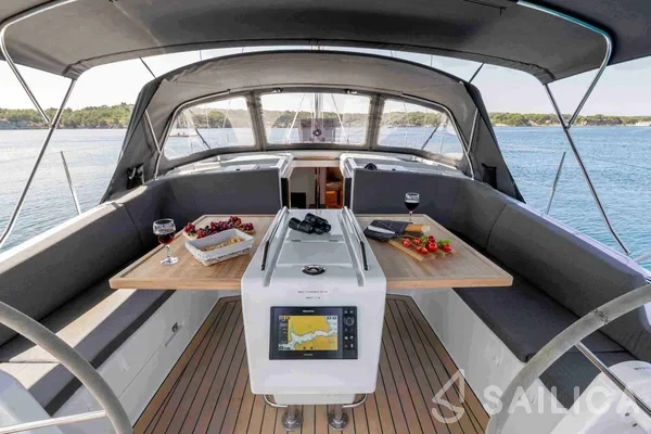 Hanse 410 - Yacht Charter Sailica