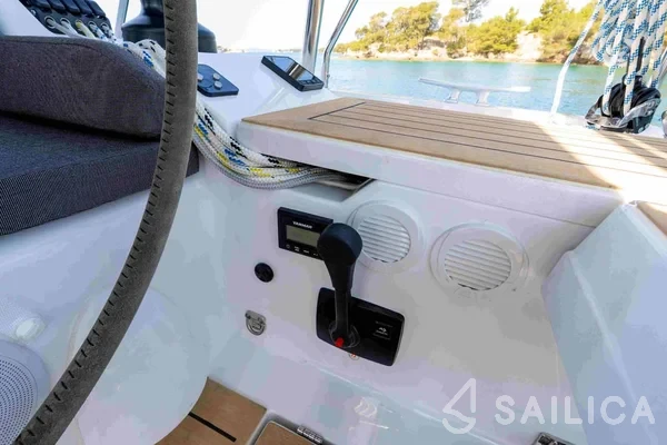 Hanse 410 - Yacht Charter Sailica