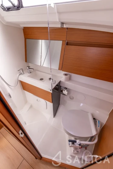 Sun Odyssey 410 - Yacht Charter Sailica