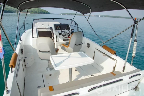Beneteau Flyer 8 SUNdeck - Yacht Charter Sailica