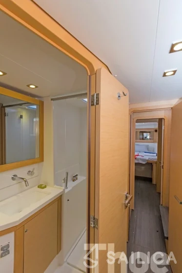 Lagoon 450  Flybridge - Yacht Charter Sailica