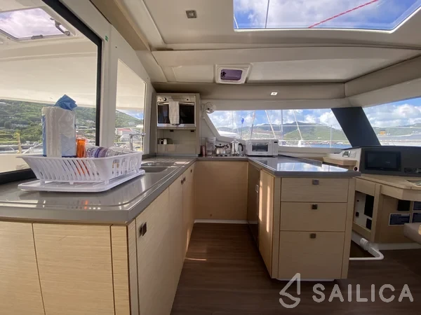 Helia 44 - Yacht Charter Sailica