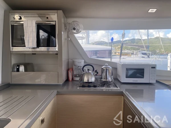 Helia 44 - Yacht Charter Sailica