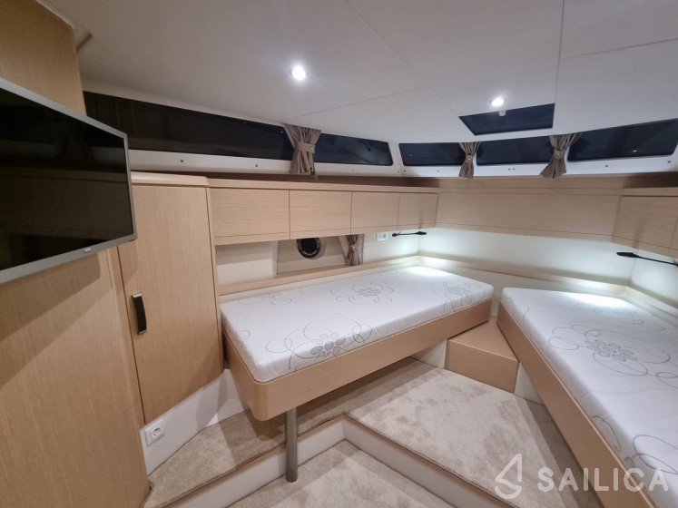 Greenline 40 - Yacht Charter Sailica