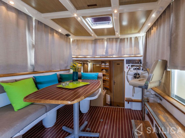 Pénichette 1020 - Yacht Charter Sailica
