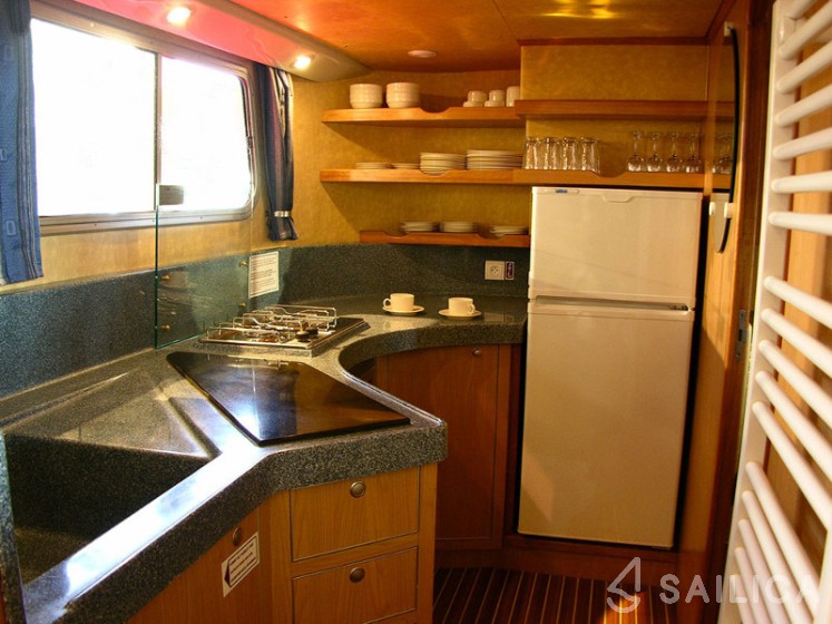 Pénichette 1180 - Yacht Charter Sailica