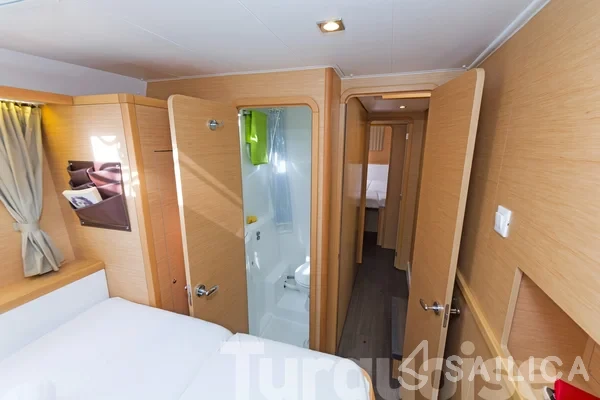 Lagoon 400 S2 - Yacht Charter Sailica