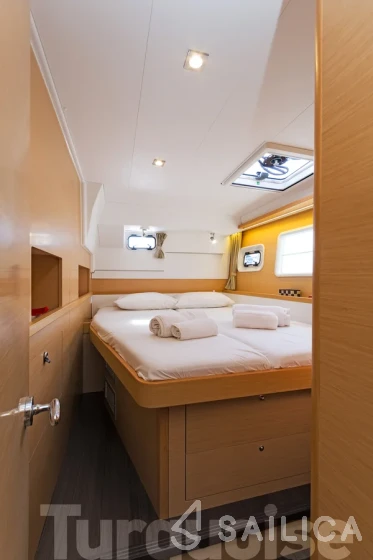Lagoon 400 S2 - Yacht Charter Sailica
