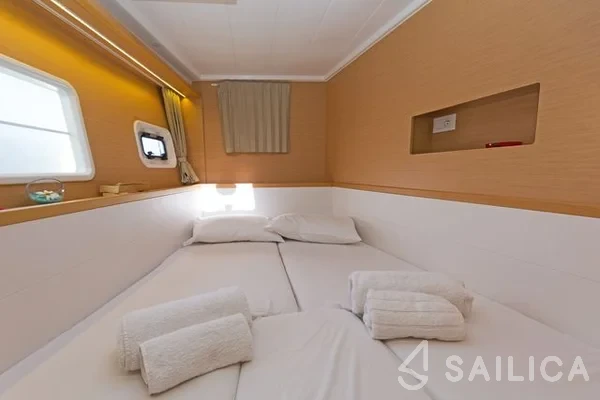 Lagoon 400 S2 - Yacht Charter Sailica
