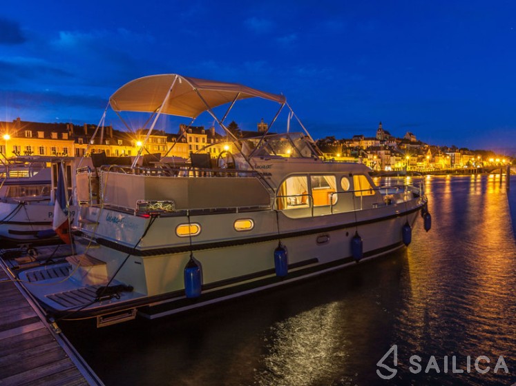 Grand Sturdy 34.9 - Yacht Charter Sailica