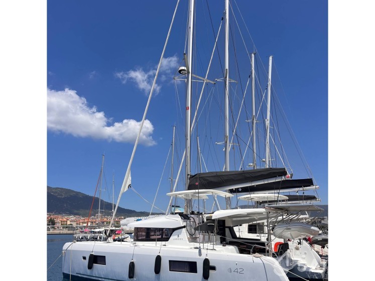 Lagoon 42 - Yacht Charter Sailica