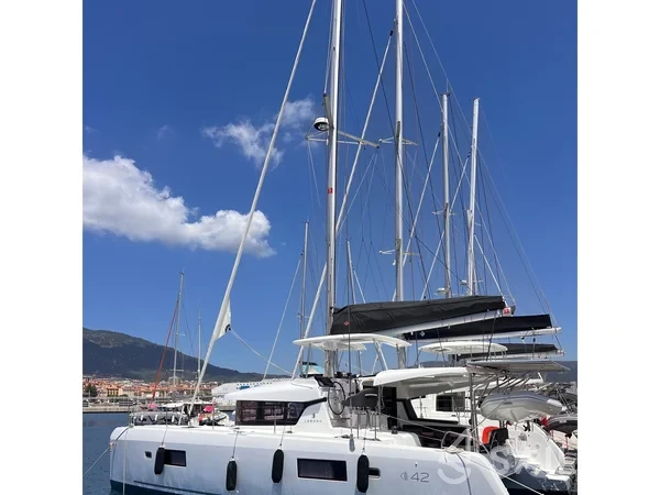 Lagoon 42 - Yacht Charter Sailica