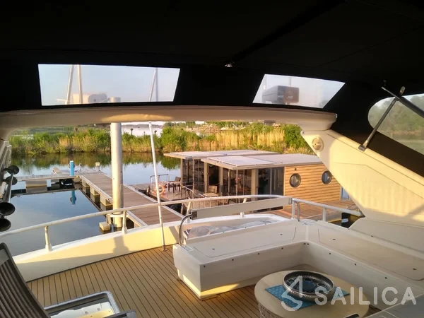 Houseboat - Yacht Charter Sailica
