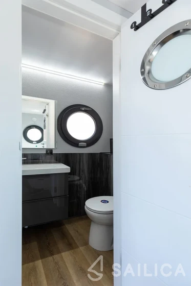 Houseboat - Yacht Charter Sailica