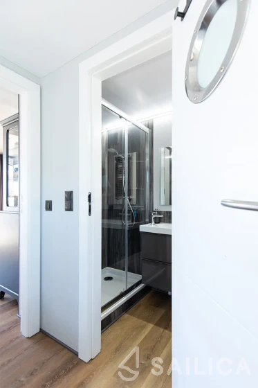 Houseboat - Yacht Charter Sailica