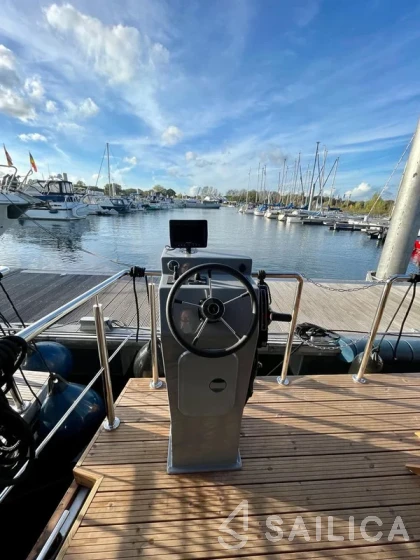 Houseboat - Yacht Charter Sailica