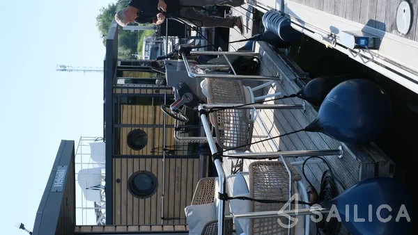 Houseboat - Yacht Charter Sailica