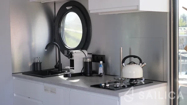 Houseboat - Yacht Charter Sailica