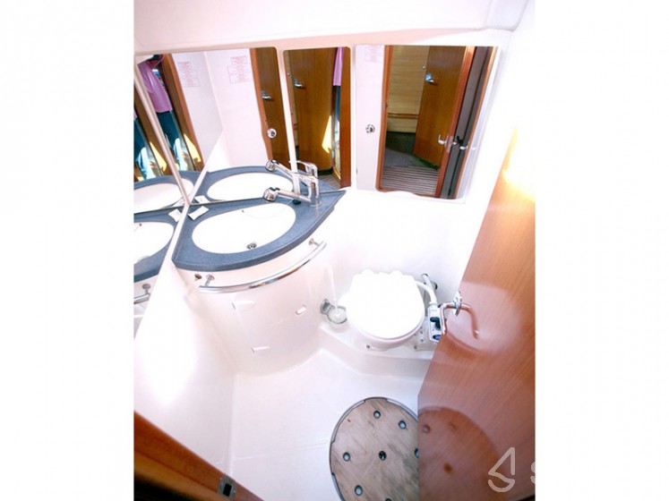 Bavaria 37 Cruiser - Yacht Charter Sailica