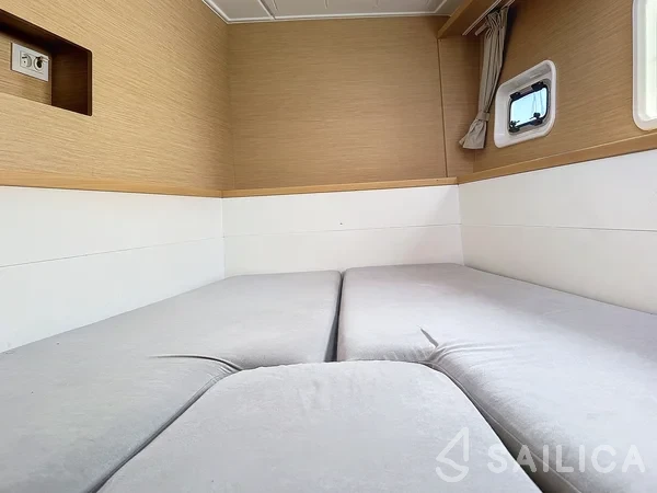 Lagoon 400 S2 - Yacht Charter Sailica