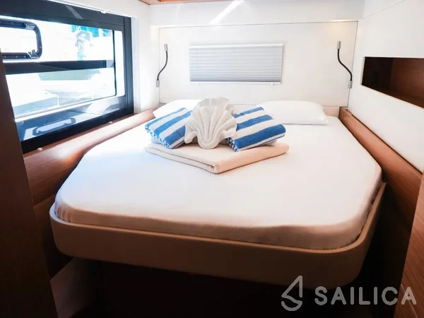 Isla 40 - Yacht Charter Sailica