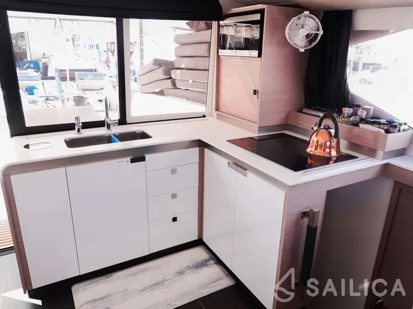 Isla 40 - Yacht Charter Sailica