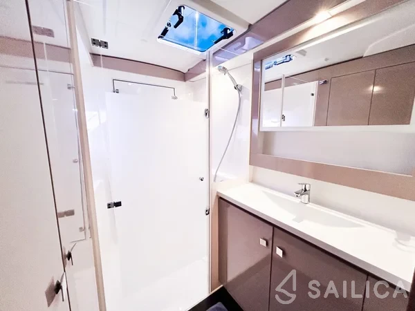 Isla 40 - Yacht Charter Sailica