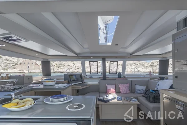 Astréa 42 - Yacht Charter Sailica