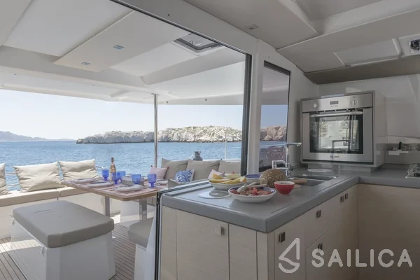 Astréa 42 - Yacht Charter Sailica