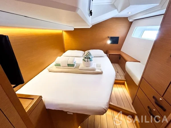 Jeanneau 54 - Yacht Charter Sailica