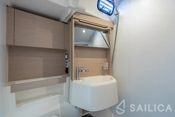 Oceanis 51.1 - Yacht Charter Sailica