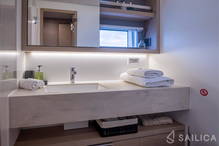 Lagoon 55 - Yacht Charter Sailica
