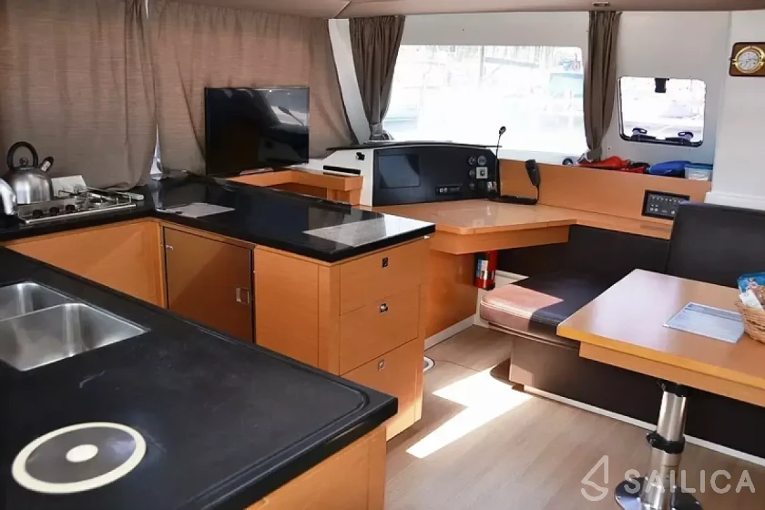 Helia 44 - Yacht Charter Sailica