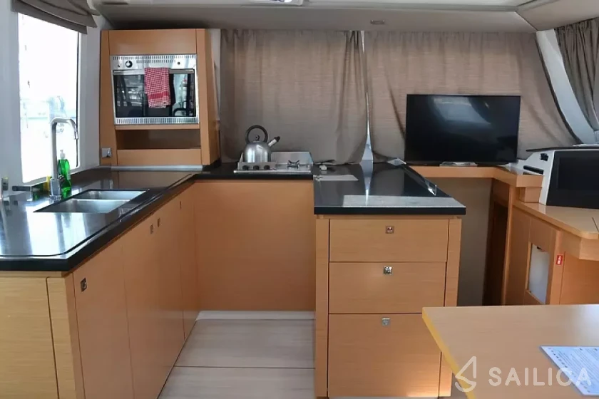 Helia 44 - Yacht Charter Sailica