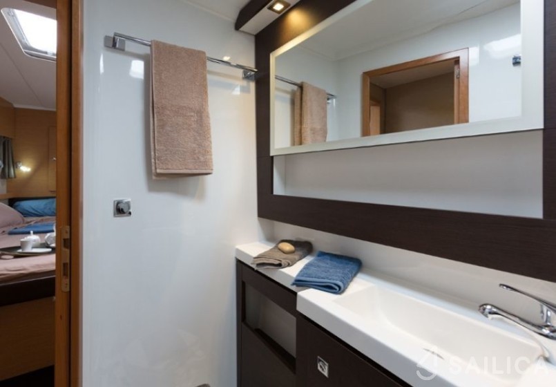 Helia 44 - Yacht Charter Sailica