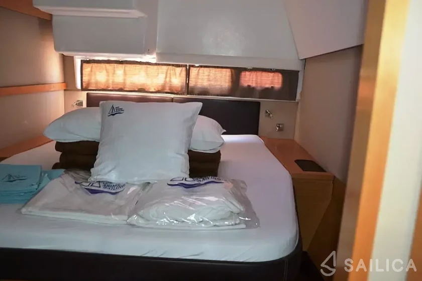 Helia 44 - Yacht Charter Sailica