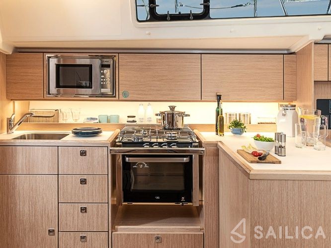 Bavaria 42 Cruiser - Yacht Charter Sailica