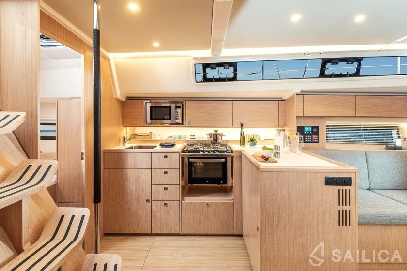 Bavaria 42 Cruiser - Yacht Charter Sailica