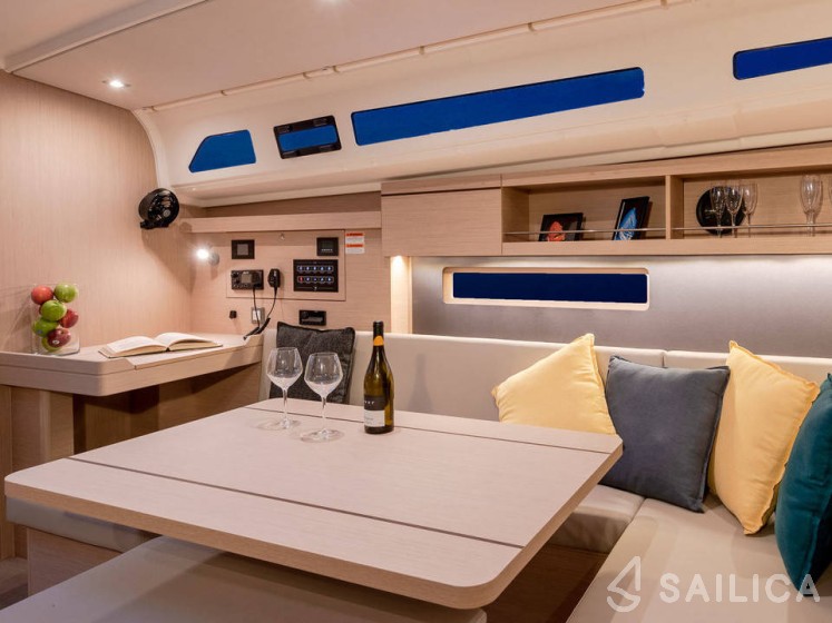 Moorings 42.3 - Yacht Charter Sailica