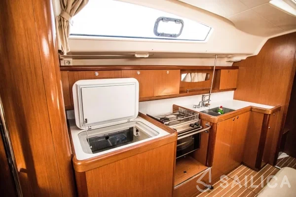 Oceanis 43 - Yacht Charter Sailica