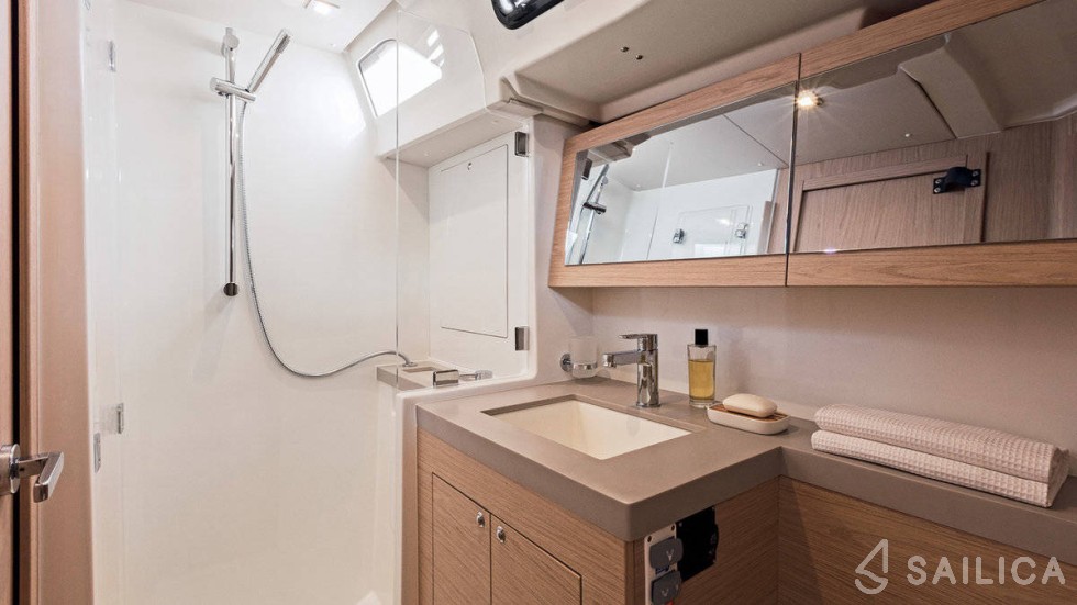 Oceanis 51.1 - Yacht Charter Sailica