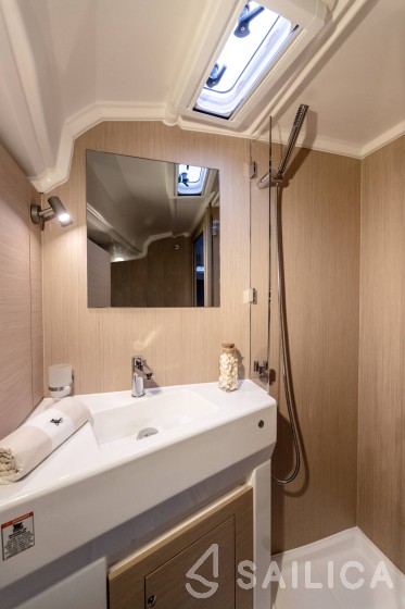 Oceanis 40.1 - Yacht Charter Sailica