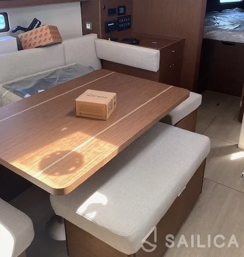 Oceanis 40.1 - Yacht Charter Sailica