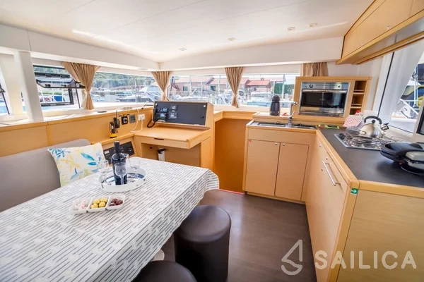 Lagoon 400 S2 - Yacht Charter Sailica